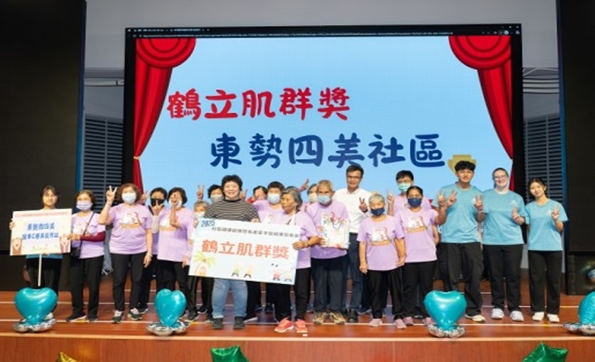 相片七 台塑企業主管與各社區一起合影並感謝各社區展現的成果.jpg